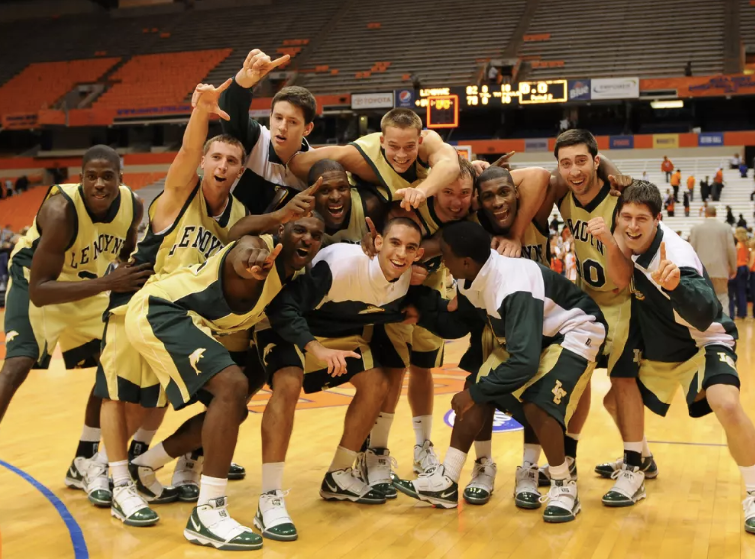 photo of the men's basketball team via Le Moyne Athletics